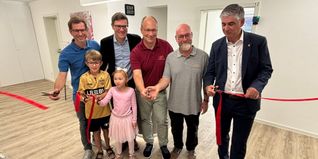 Dr. Florian Lepiorz (von links), Dr. Björn. Schittenhelm, Dr. Markus Eder, Sebastian Schulreich und Bürgermeister Ioannis Delakos bei der Einweihung. Das rote Band schneiden Maximilian Schittenhelm (zehn Jahre) und seine siebenjährige Schwester Isabella durch.